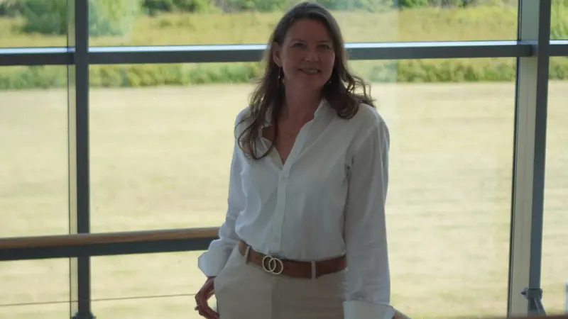 Når andre bygger læhegn, bygger Hanne vindmøller