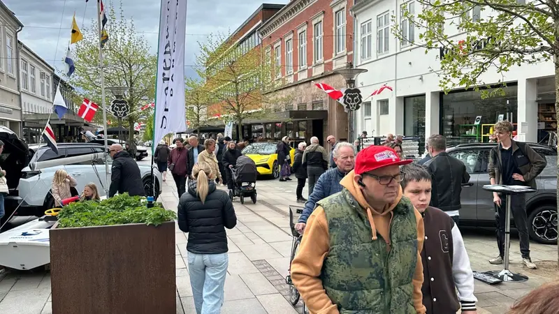 Midtbyen fyldes med elbiler på lørdag