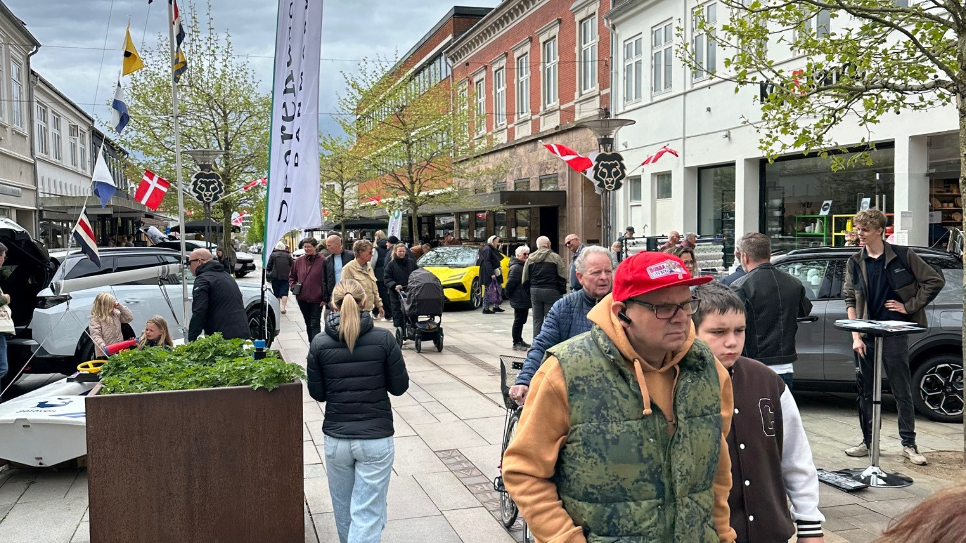 Midtbyen fyldes med elbiler på lørdag