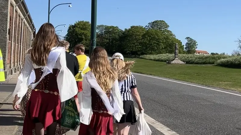 Fredericia-elever holdt sidste skoledag med fest, grill og ny »kolonihave« ved Ungdommens Hus