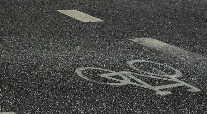 Ung kvinde på cykel påkørt i klassisk højresvingsulykke