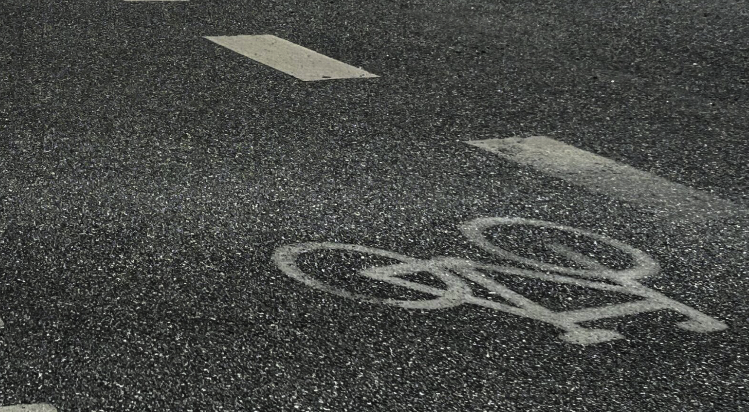 Ung kvinde på cykel påkørt i klassisk højresvingsulykke