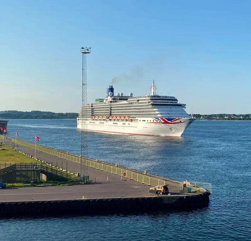 Sol og store smil på havnen: Krydstogtskibet Arcadia på besøg i Fredericia
