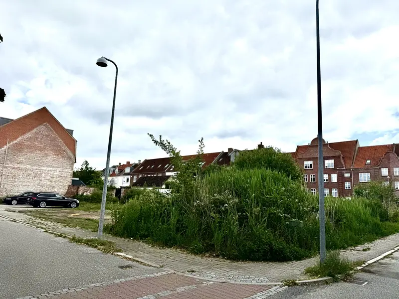 Tre mænd set hoppe over mur i Bjergegade – og jakke stjålet fra udstilling i midtbyen