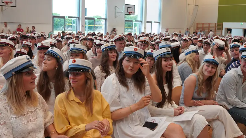 Stor dimissionsfest på Fredericia Gymnasium: »En dag fyldt med følelser, minder og stolte øjeblikke«