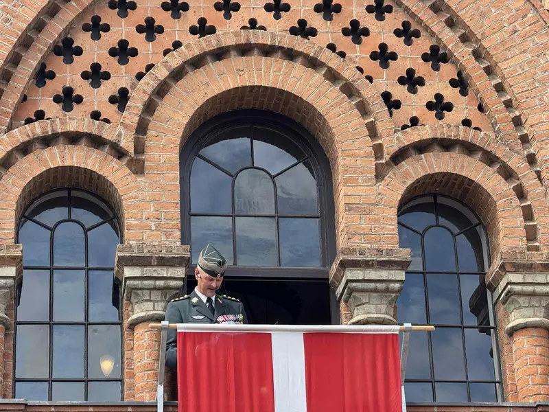 Obersten satte kursen fra Rådhusets balkon – Fredericias militære fremtid i fokus
