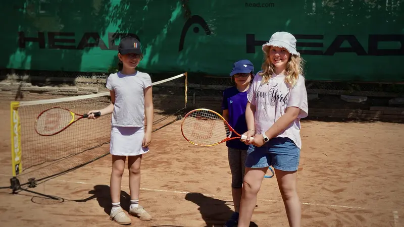 Grus, grin og gode venner: Tennisklubbens sommerskole gør ferien sjovere