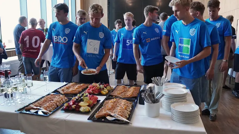 Middelfarts fodboldhelte fejret med rådhuspandekager: »Det har været en totalt fed rejse«