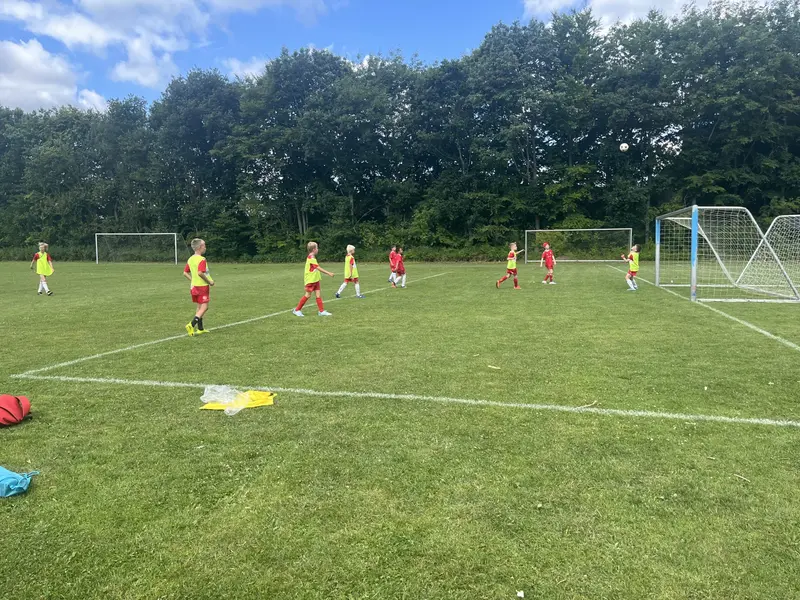 Kampglæde og fællesskab i fokus på fodboldskolen i Erritsø