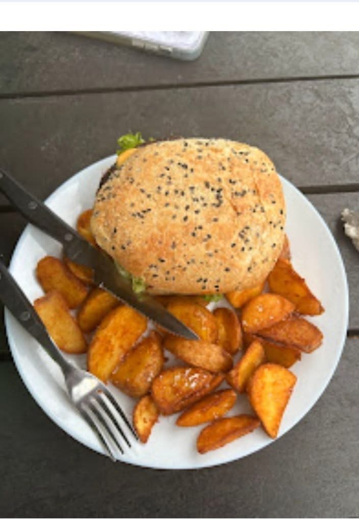 Grillbar siger fra: Ansatte bliver kaldt ‘dum kælling’ og ‘smatso’