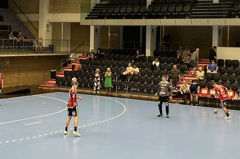 Ung bagspiller markerede sig i træningskamp: »Jeg er superglad for at få en halv time på banen«