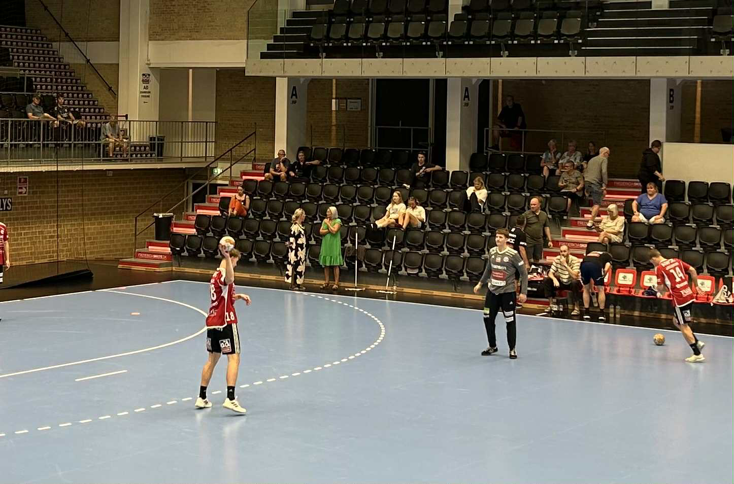 Ung bagspiller markerede sig i træningskamp: »Jeg er superglad for at få en halv time på banen«