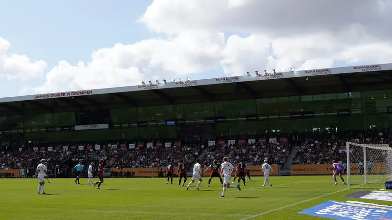 Superligaklub fyrer cheftræner