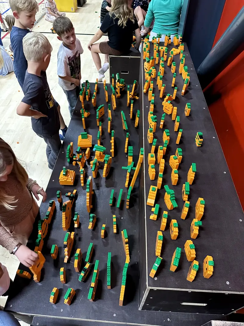 Lyshøjskolens elever sendte LEGO græskar-rekord i gang