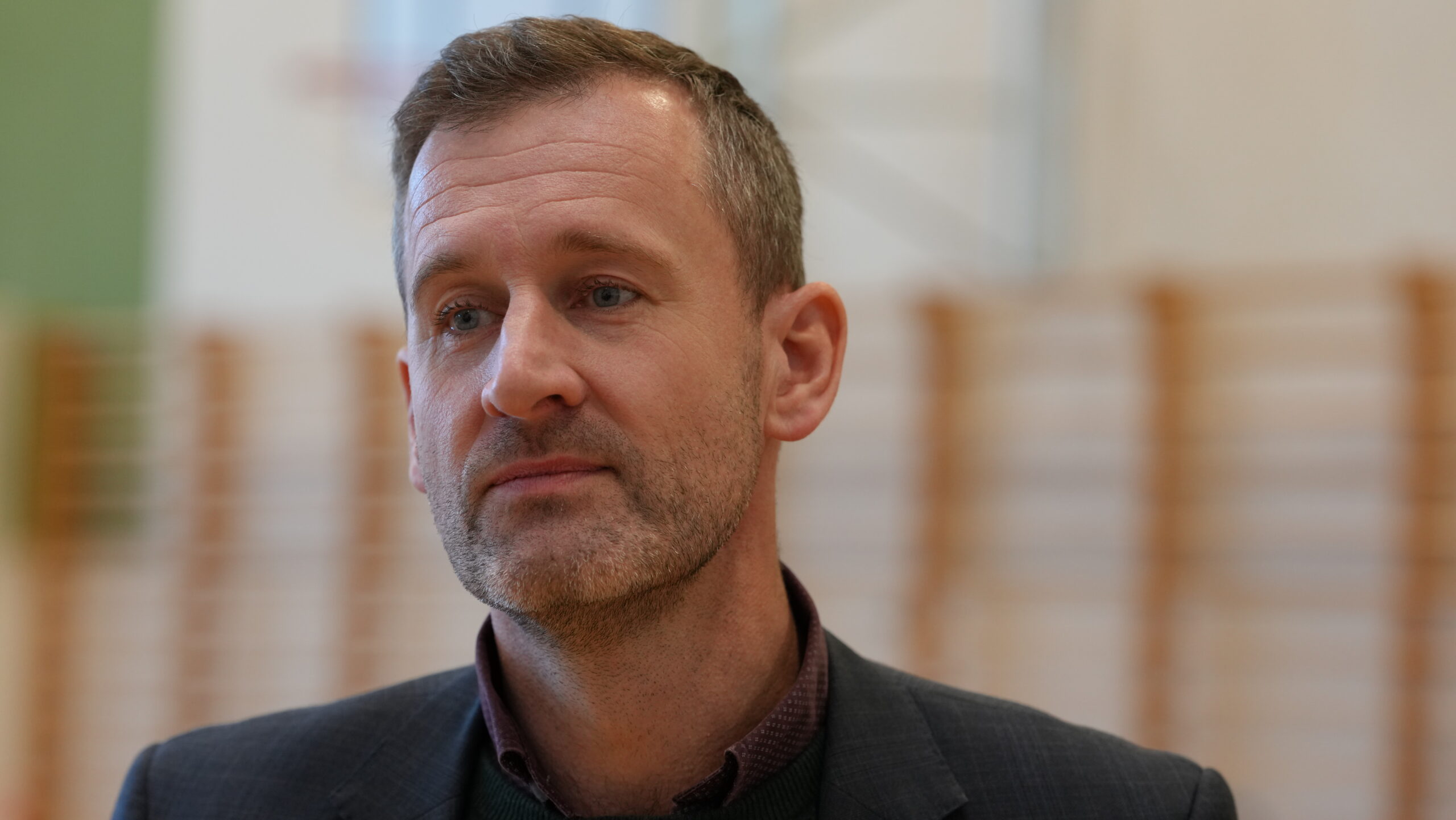 Fredericia markerer støtte til veteraner med flag og stilhed på Rådhuspladsen