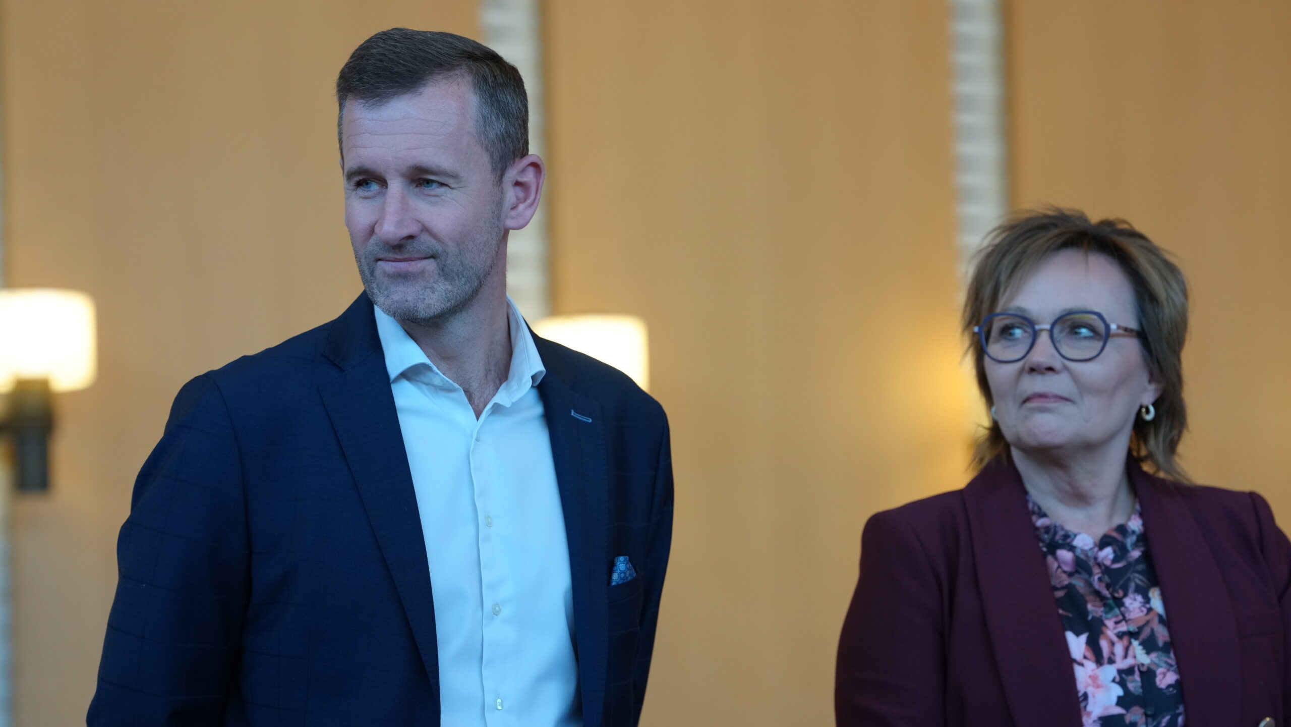 Leder: Politikerne skal tage magten tilbage