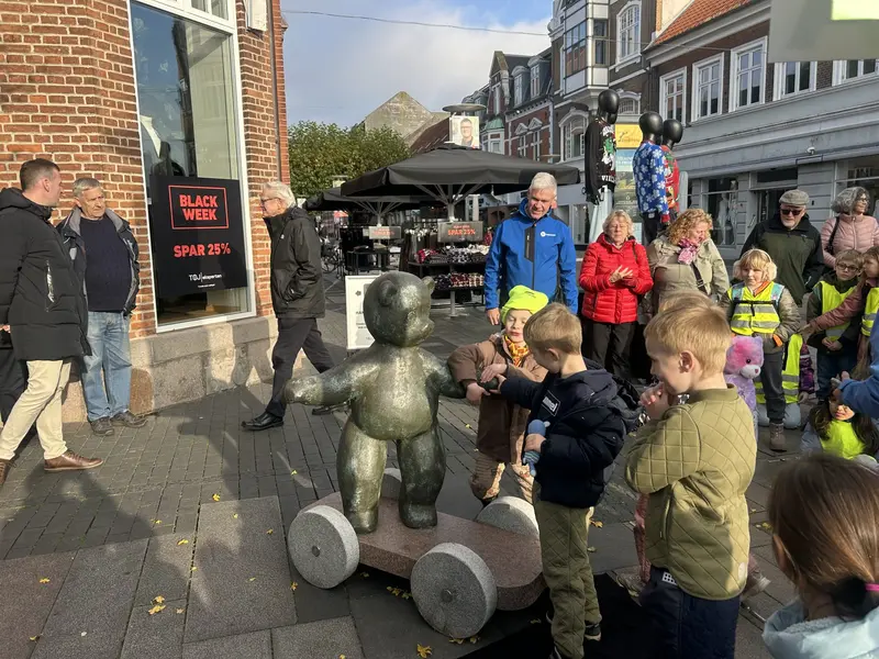 Fra drømmen om et kunstmuseum til en legesyg skulptur – Fredericia får ny bamse i bybilledet