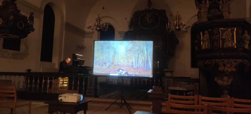 Improvisation, billeder og et orgel i fri dressur