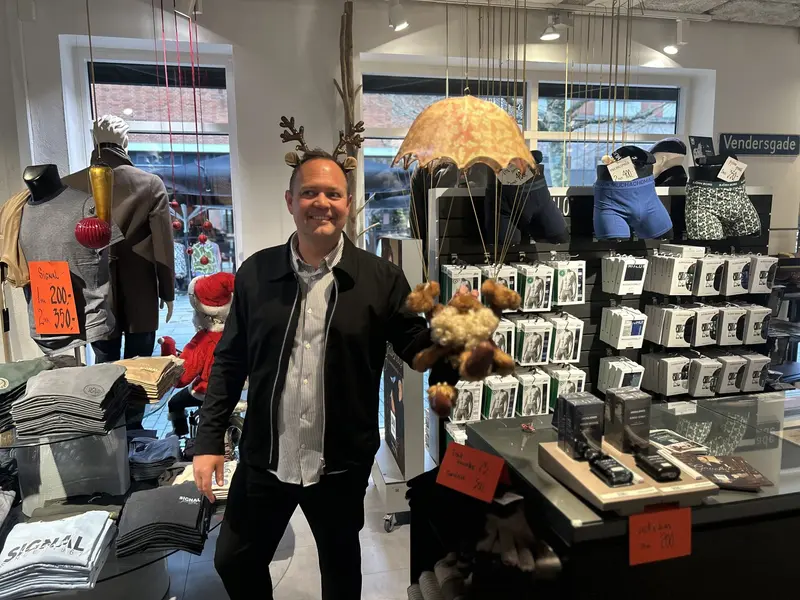 Låge 15: Din Tøjmand Sejersen: Et levende julevindue midt i Fredericia