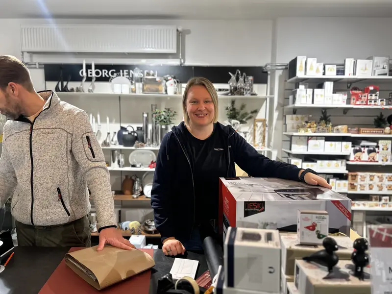 Låge 10: Kop &amp; Kande: Et kig ind i en butik, der lever og ånder julen