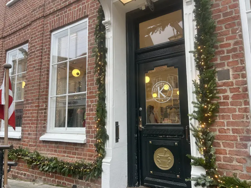 Låge 11: Knit Sisters’ Studio: Garn, hønsestrik og decemberhygge