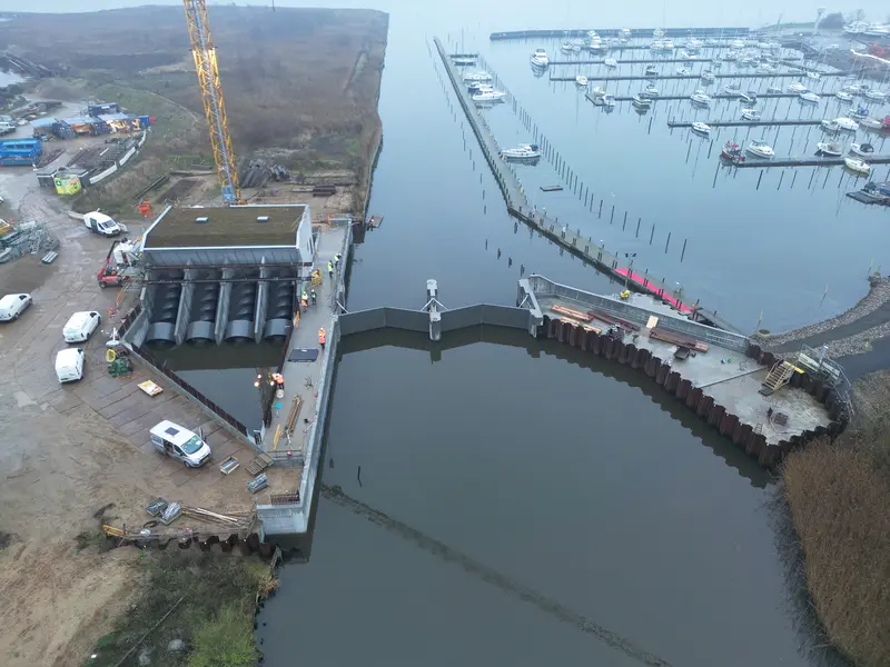 Pumpesluse ved Kolding Å klar til brug trods revner i beton
