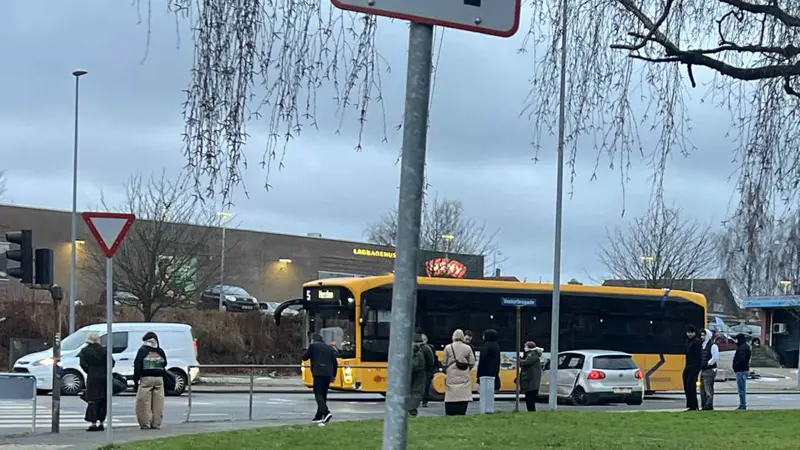 Personbil ramte bybus i kryds i Fredericia