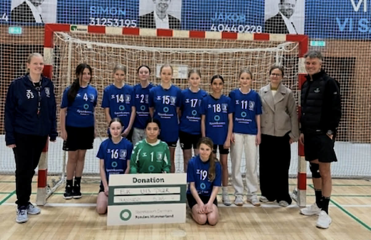 Sparekassen Danmark støtter U13-håndboldpiger med nyt træningstøj