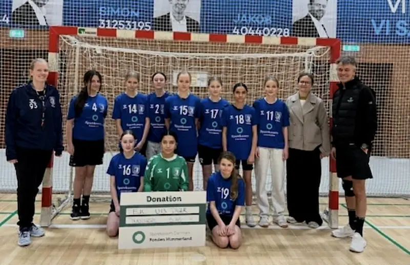 Sparekassen Danmark støtter U13-håndboldpiger med nyt træningstøj