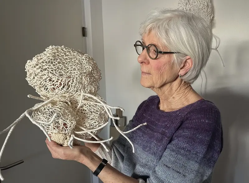 Hun har strikket hele livet. Nu laver 76-årige Hanne skulpturer til nyt galleri: »Hvis det skal være, så skal det være nu«