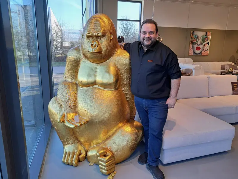 Se op: Nu kravler en guldgorilla op på taget hos BOOA
