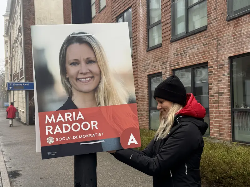 Frivillige har hængt valgplakater op for Maria Radoor i Fredericia