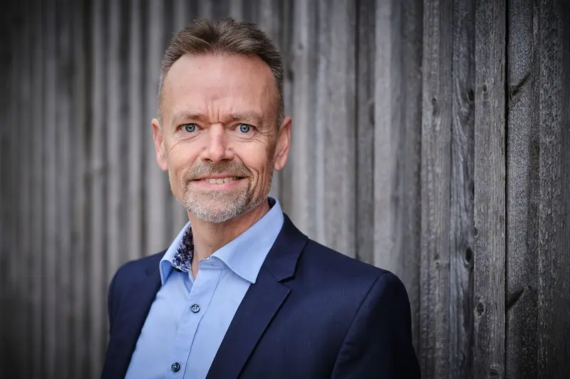 Han kalder sig hellere bonderøv end centerdirektør