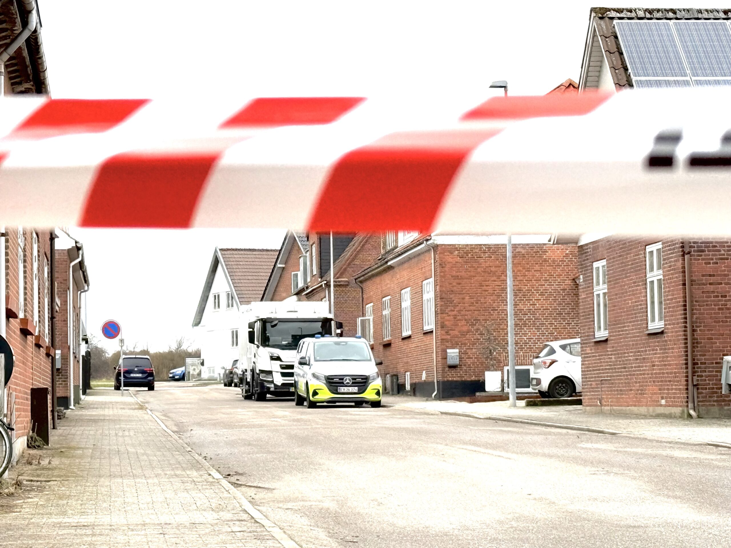 Våbenfund og dødsfald på Ansgarsvej i Fredericia: Én person anholdt
