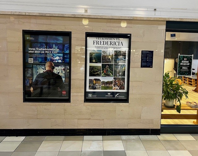 Ny velkomstplakat på Fredericia Banegård skal lokke rejsende til at blive