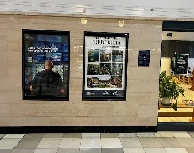Ny velkomstplakat på Fredericia Banegård skal lokke rejsende til at blive