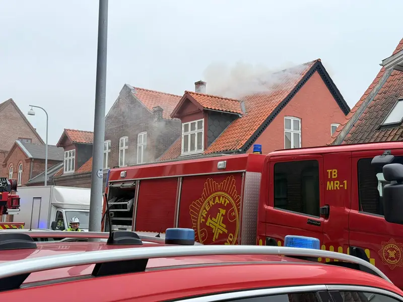 Brand i tagkonstruktion sendte røg op over Fredericia
