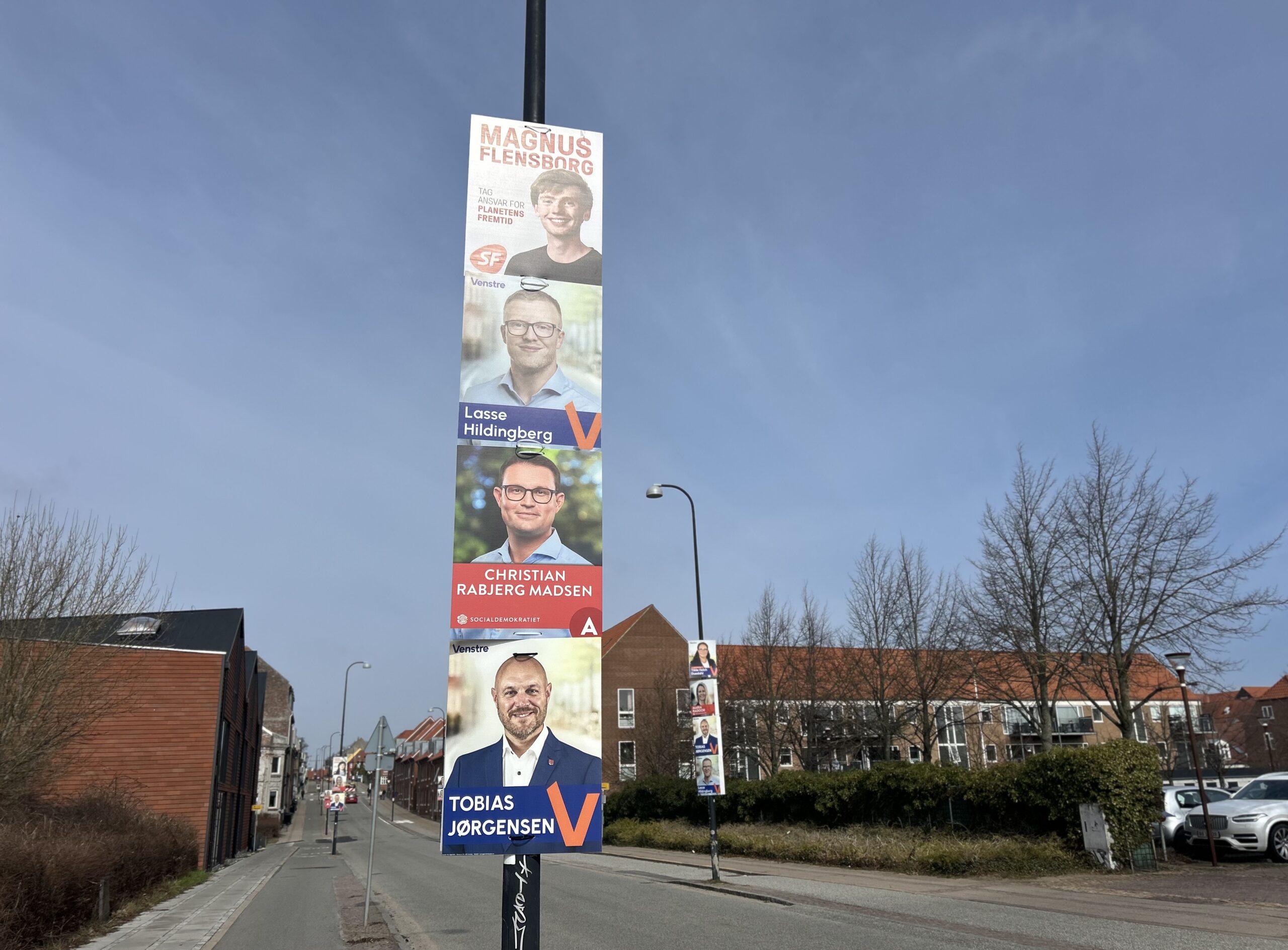 Kommunen kører rundt og rydder op: Sådan håndterer Fredericia de ulovlige valgplakater