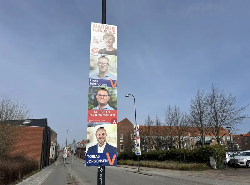 Kommunen kører rundt og rydder op: Sådan håndterer Fredericia de ulovlige valgplakater