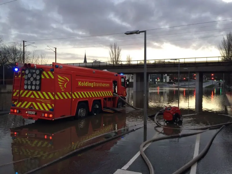 Brandbiler og blå blink rykker ind på Akseltorv