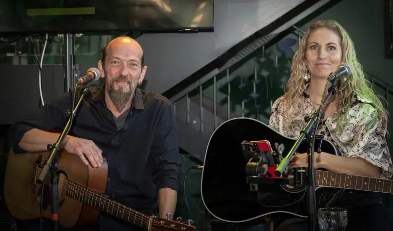 Gratis sommerkoncert vender tilbage til Strib Bådehavn med country og folk-blues