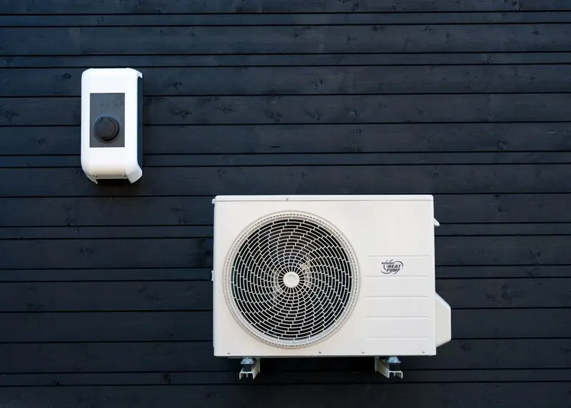 Familier kan spare over 16.000 kroner om året med varmepumpe og elbil