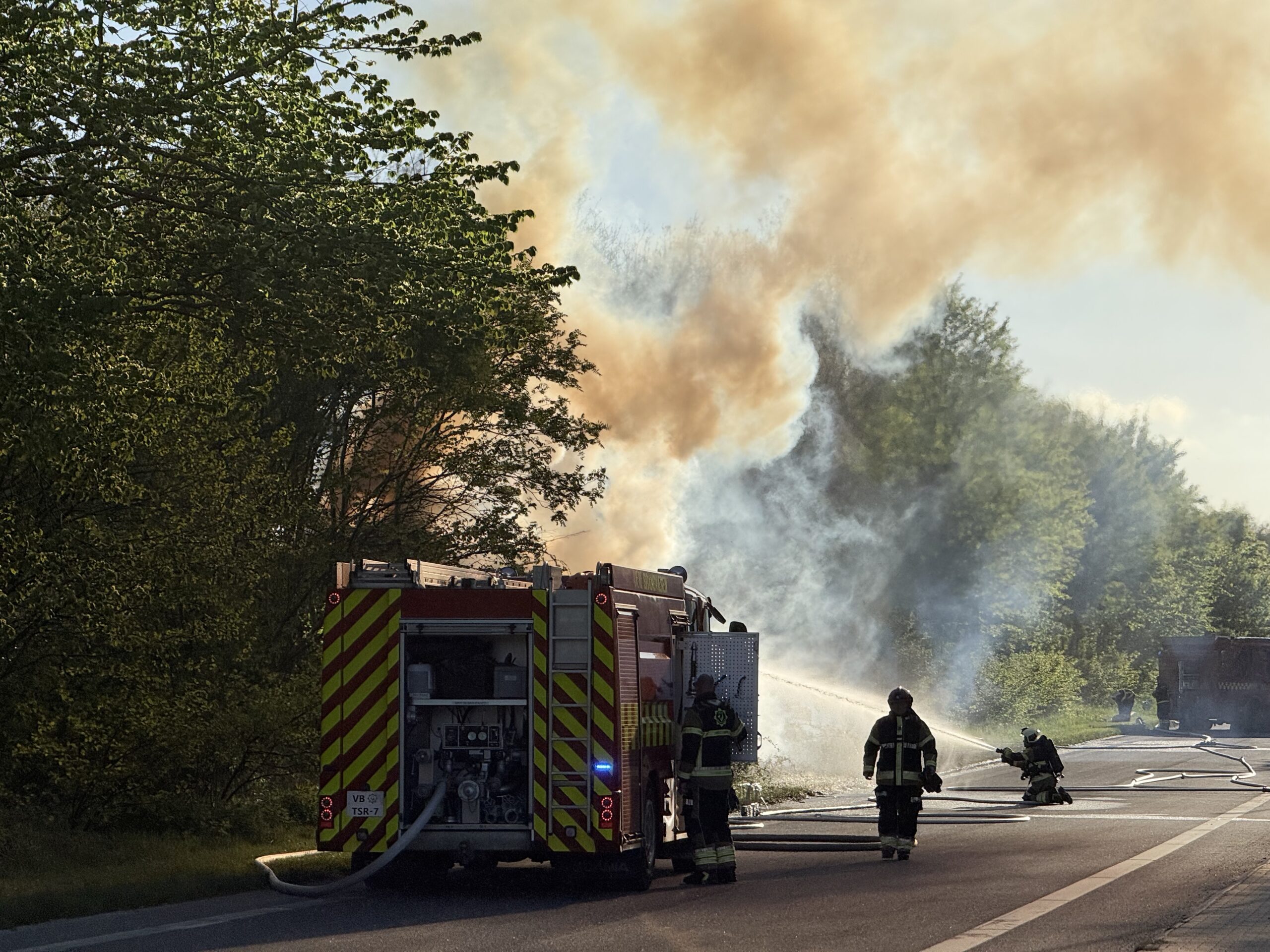 Voldsom brand: Røgsøjler kan ses langt væk