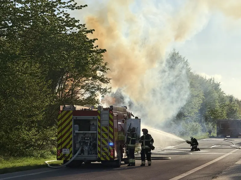 Brand i det fri i Fredericia: Politiet efterforsker antændte træstammer