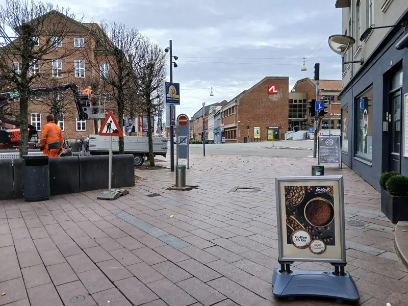 Mand røg joint på Jernbanegade: Førte politiet til større hashfund hos 19-årig