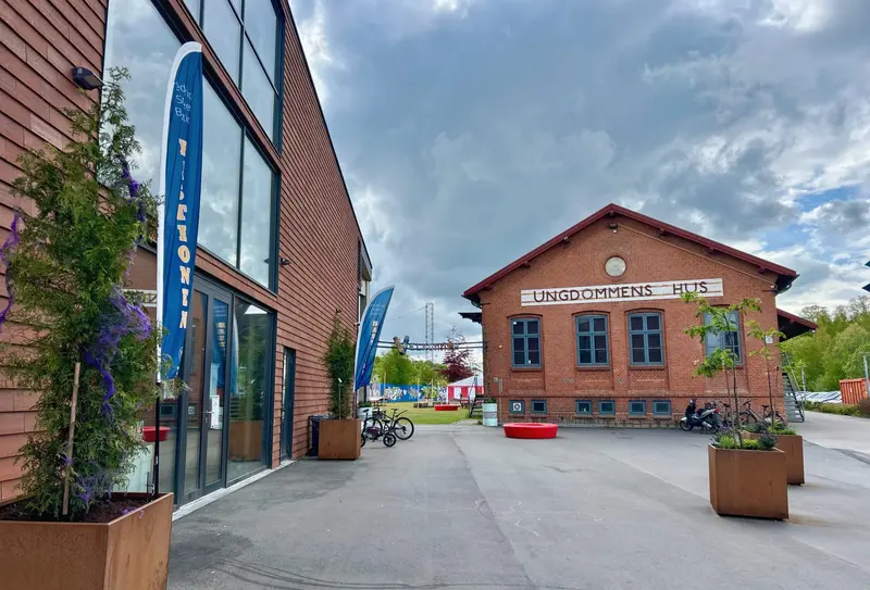 For mange unge er Ungdommens Hus ikke bare et sted, de kommer. Det er det første sted i Fredericia, de hører til