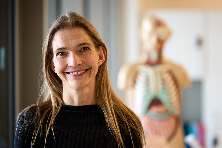Hun er cand.mag. og endte på et plejehjem. Nu vil hun ikke bytte for noget