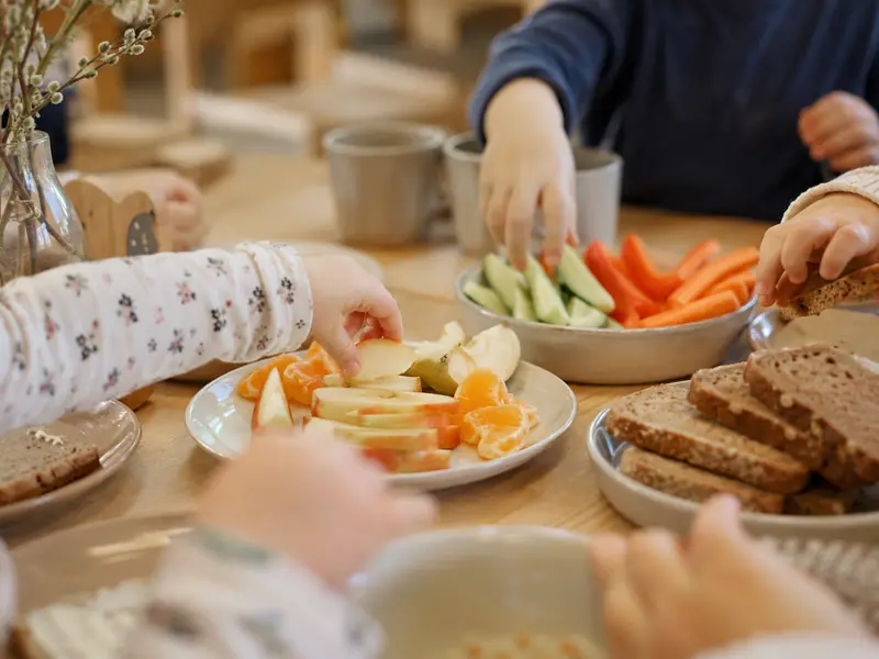 Mellemmåltider i børnehaverne virker, men mangler penge og plads