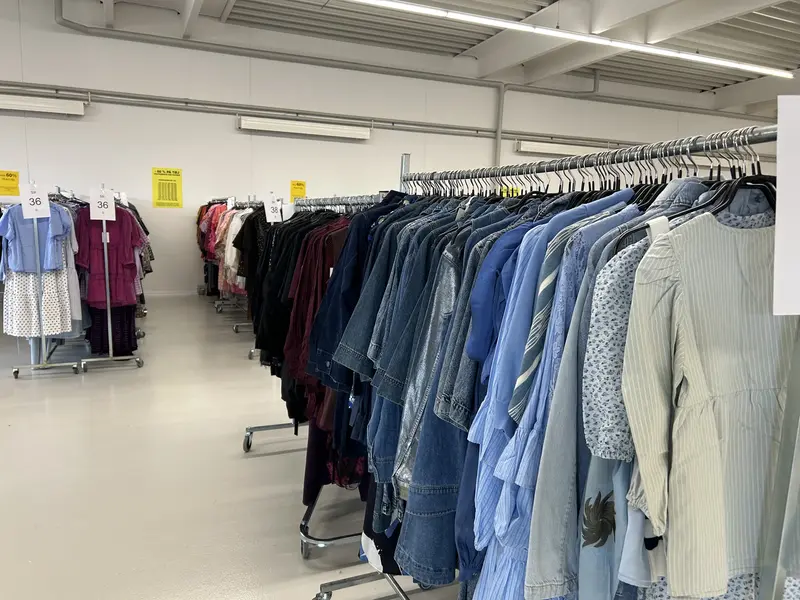 Kæmpe lagersalg vender tilbage til Fredericia med 30.000 stykker tøj