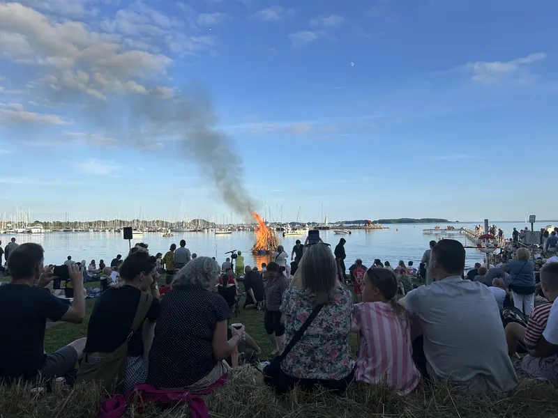 Midsommerlys over Teglgårdsparken: Sankthans samlede Middelfart i aftensolen